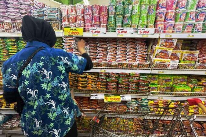 Tekanan Rupiah Mengintai Saham Konsumer, Ini Rekomendasi Analis untuk MYOR, INDF, dan UNVR