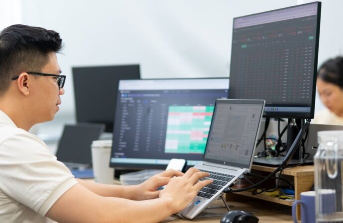 Paradoks Pasar Vietnam: VN-Index Melonjak 3%, Namun 80% Saham Sekuritas Terperosok