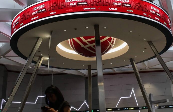 Tekanan Jual Bursa Memperkeruh Kewajiban Free Float Emiten